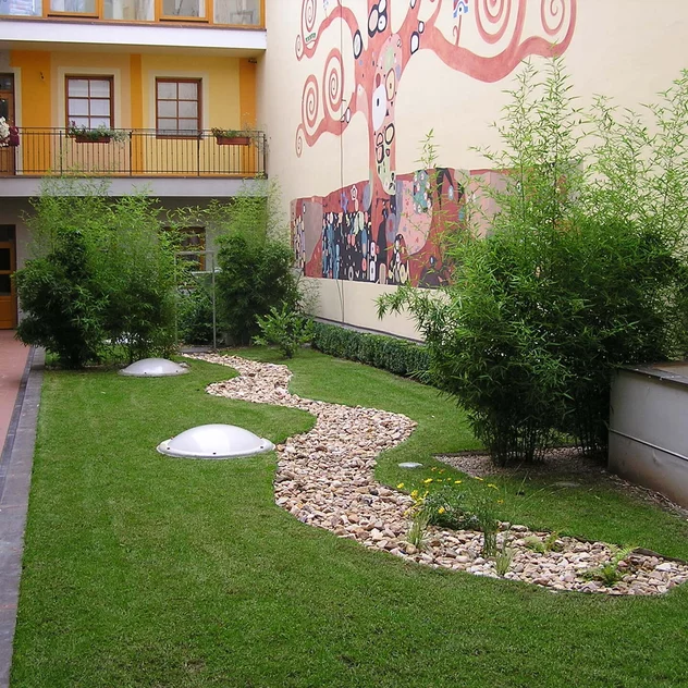 Bytový dům Brno - Střešní zahrada s přirozeně rostoucí vegetací