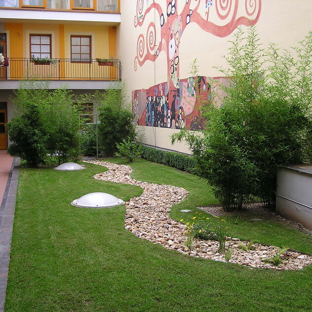 Bytový dům Brno - Střešní zahrada s přirozeně rostoucí vegetací