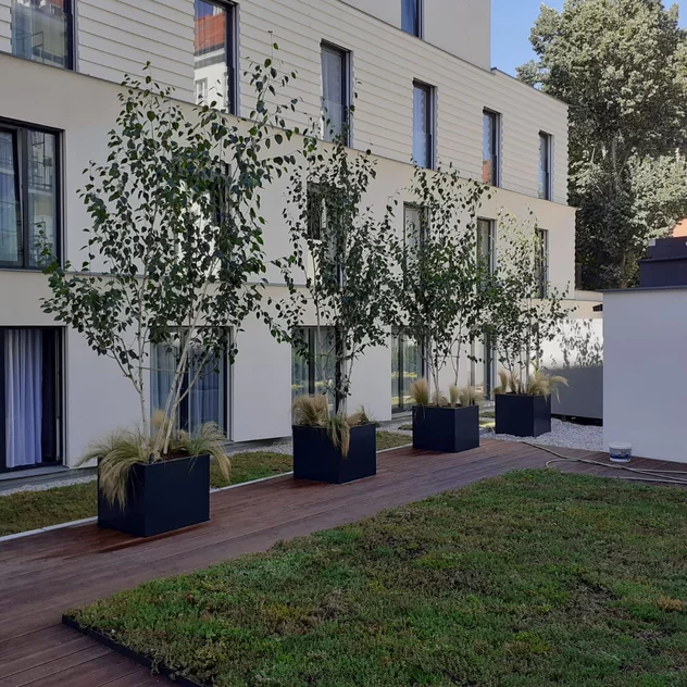 Hotel Cube Praha - Realizace střešních záhonů na terase administrativní budovy