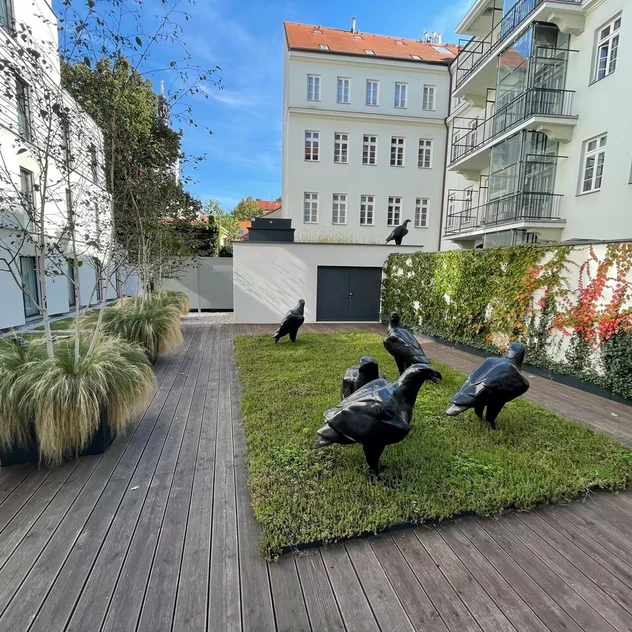 Hotel Cube Praha - Střešní záhony s okrasnými rostlinami na moderní budově