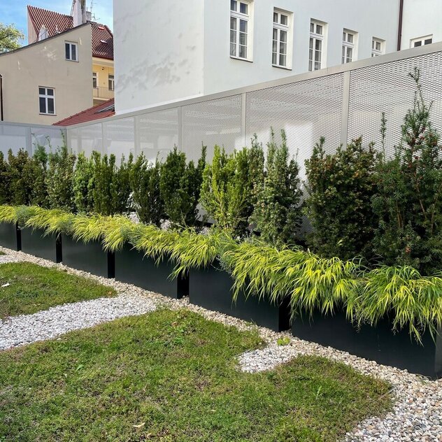 Hotel Cube Praha - Vyvýšené záhony na střeše pro pěstování okrasných rostlin