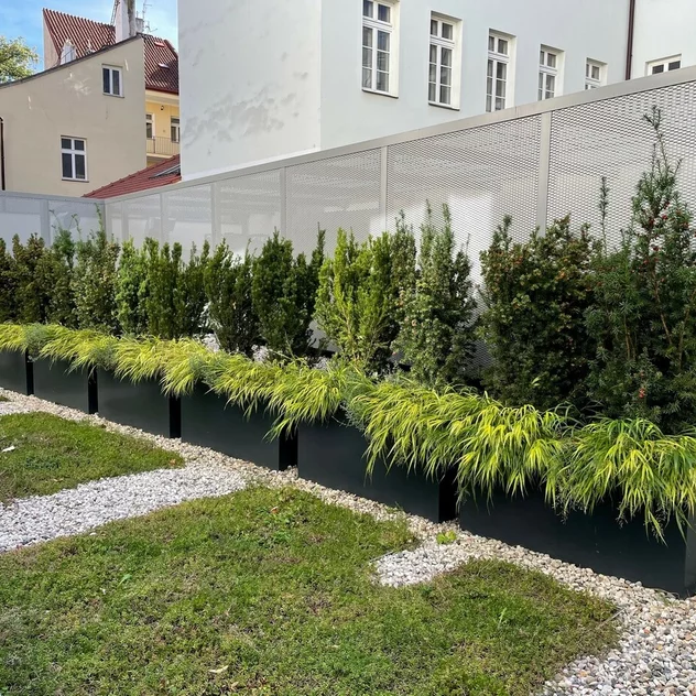 Hotel Cube Praha - Vyvýšené záhony na střeše pro pěstování okrasných rostlin