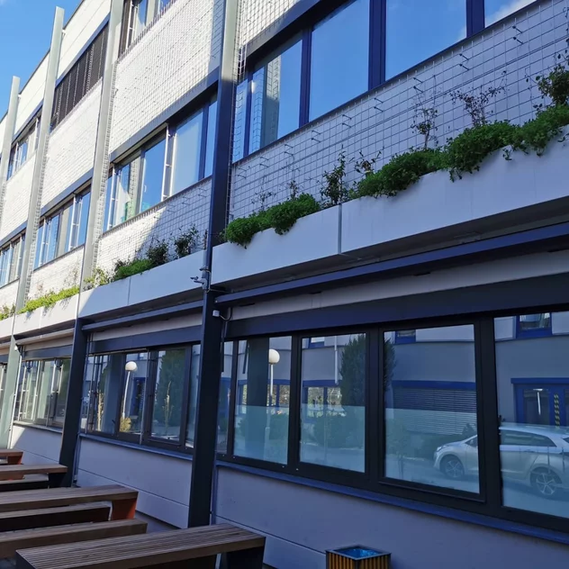 TE Connectivity Kuřim - ekologická zelená fasáda s rostlinami na budově